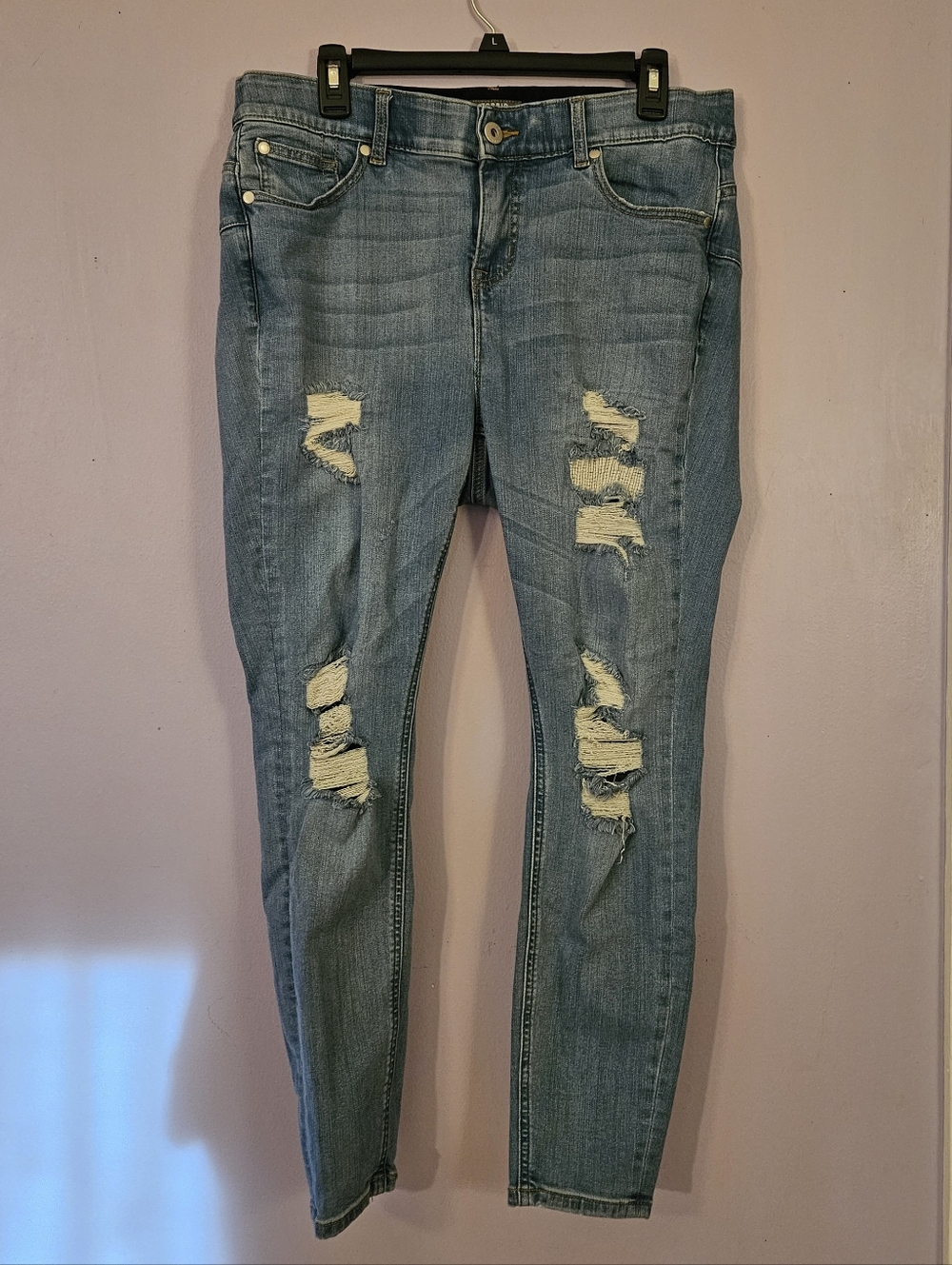 Torrid Bombshell Skinny Premium Stretch Light Wash Distressed Jeans, Size 16P